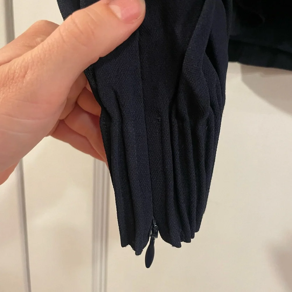 Club Monaco cropped blouse with pleated cuffs - Picture 8 of 8